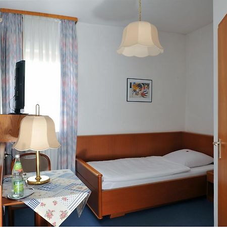 Hotel Gruener Baum Pommersfelden Exterior photo